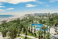 Widok na kompleks Marhaba Beach z basenem i plażą