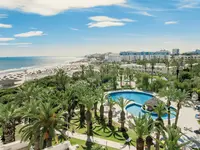 Widok na kompleks Marhaba Beach z basenem i plażą