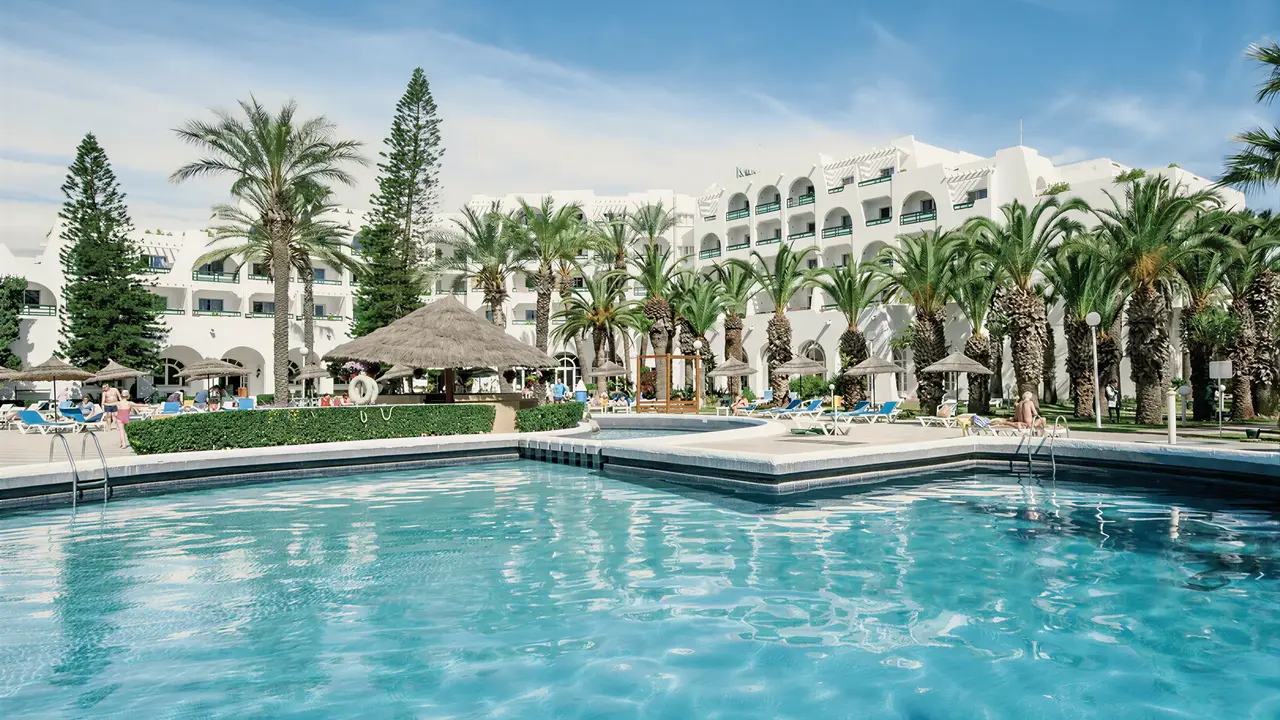 Basen w hotelu Marhaba Beach z leżakami