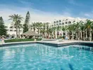Basen w hotelu Marhaba Beach z leżakami