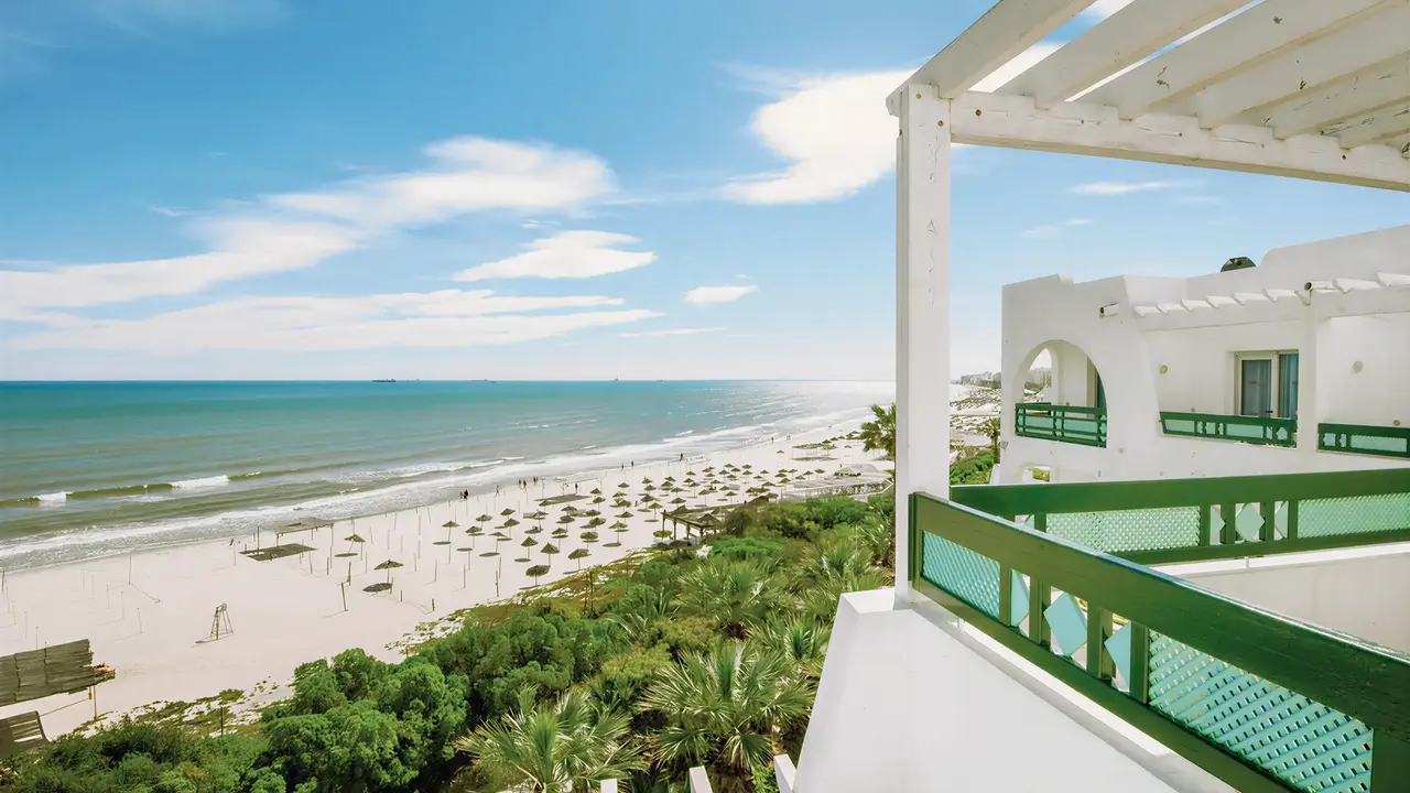 Balkon z widokiem na plażę w Marhaba Beach