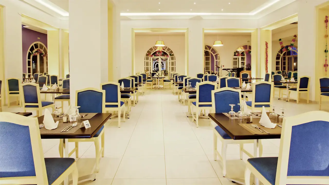 Restauracja w hotelu Marhaba Beach z nakrytymi stołami