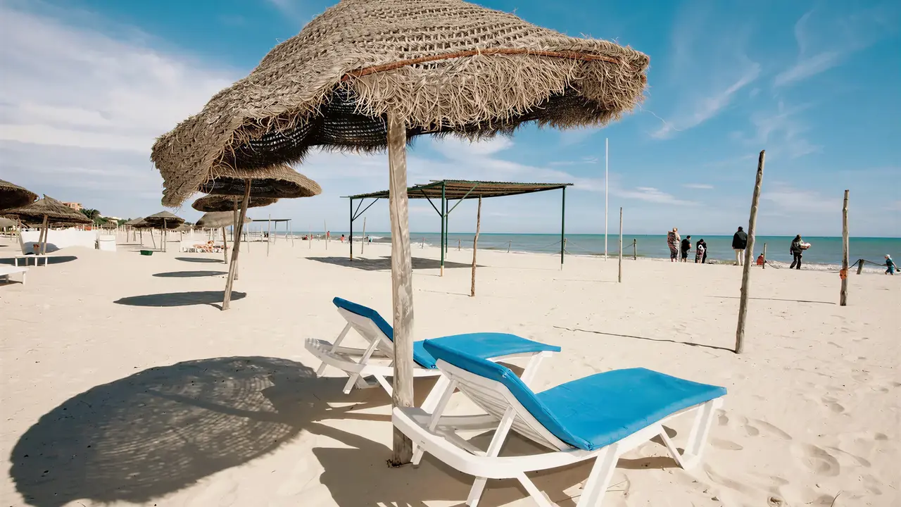 Leżaki i parasole na plaży w Marhaba Beach
