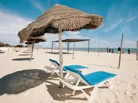 Leżaki i parasole na plaży w Marhaba Beach