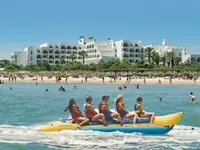 Ludzie na bananowej łodzi w Marhaba Beach