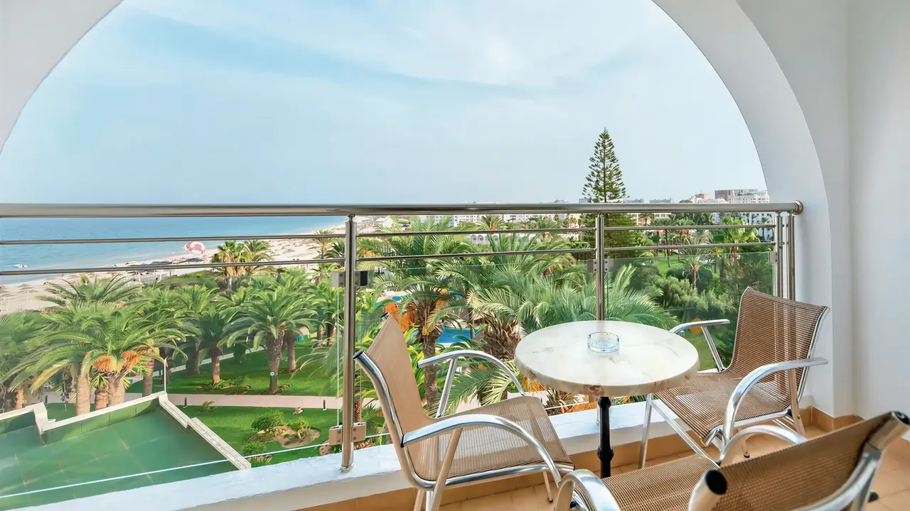 Balkon z widokiem na morze w Marhaba Beach