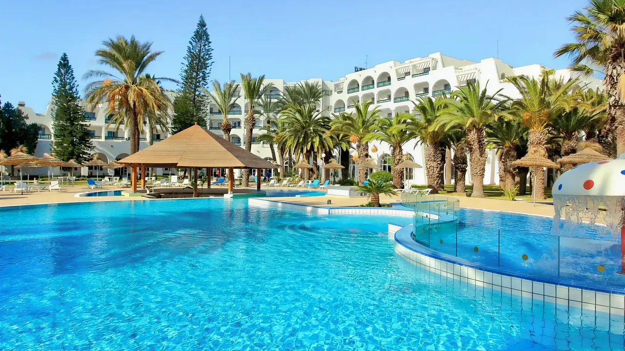 Basen z leżakami w Marhaba Beach