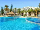 Basen z leżakami w Marhaba Beach