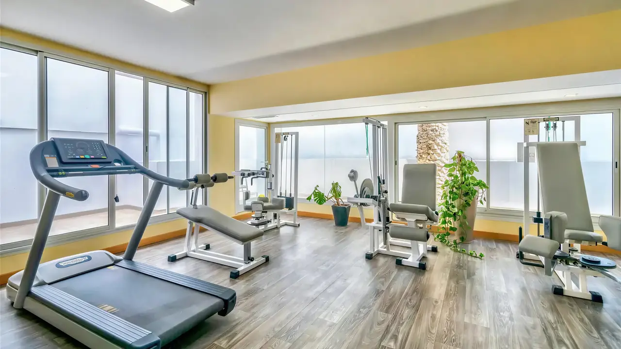 Siłownia z urządzeniami fitness w Marhaba Beach