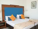 Pokój z łóżkami w Marhaba Beach