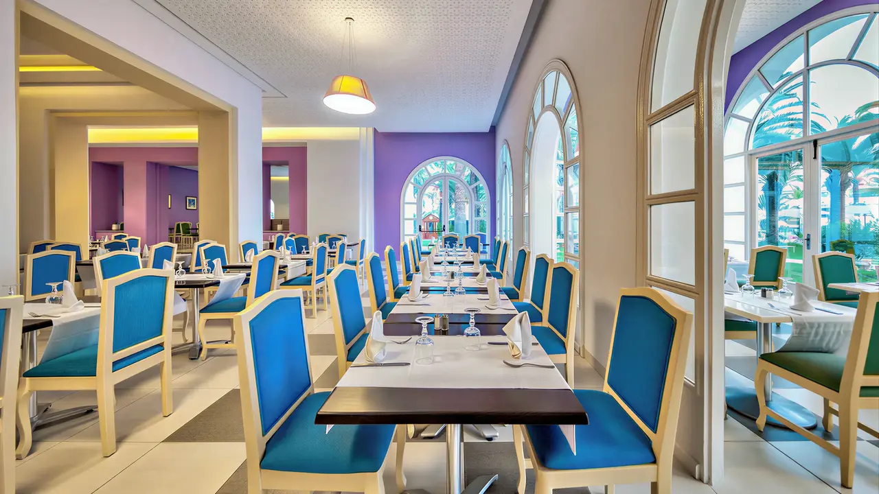 Restauracja w Marhaba Beach z niebieskimi krzesłami