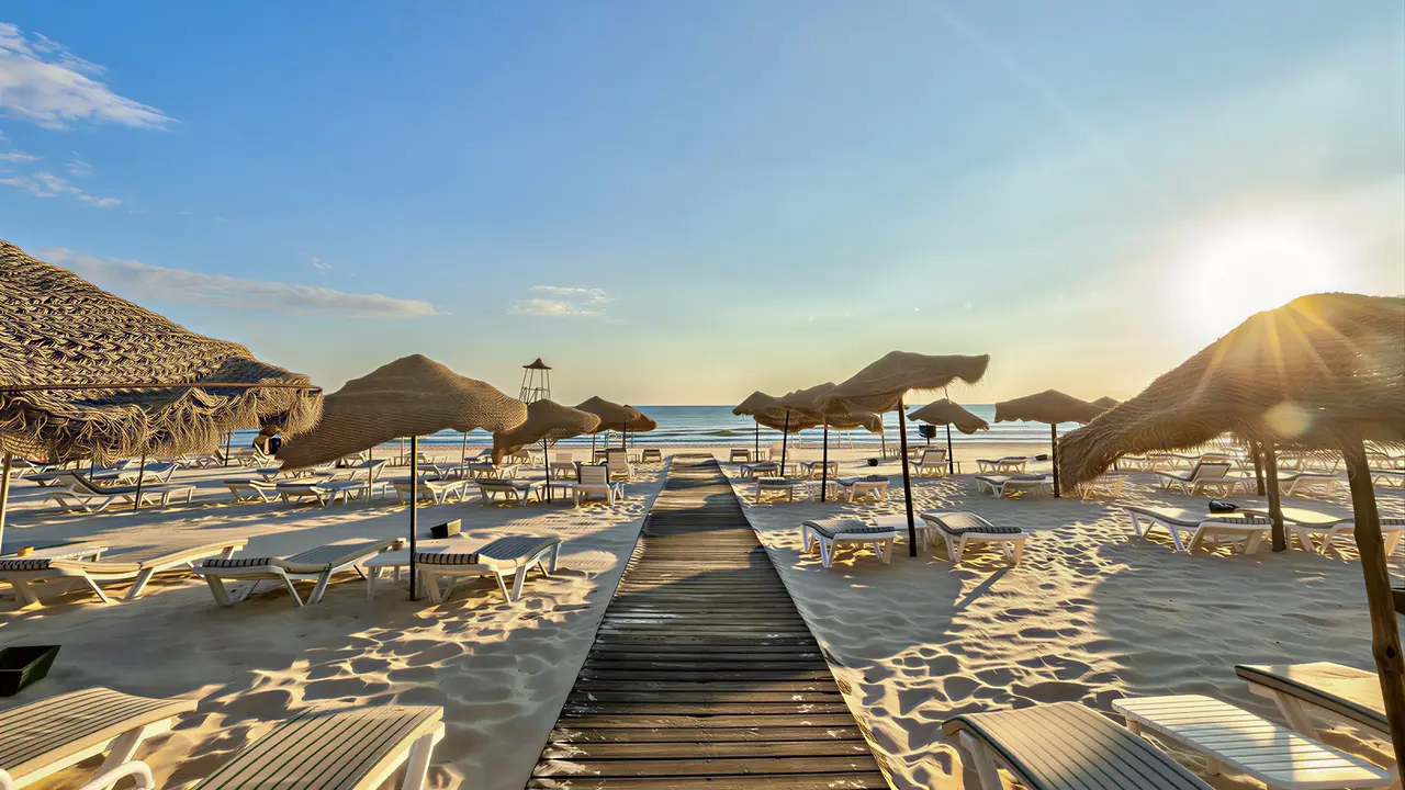 Plaża z leżakami i parasolami w Marhaba Beach