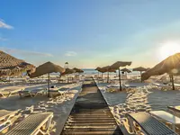 Plaża z leżakami i parasolami w Marhaba Beach