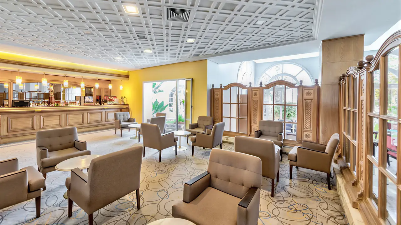 Wnętrze eleganckiego lobby w Marhaba Beach