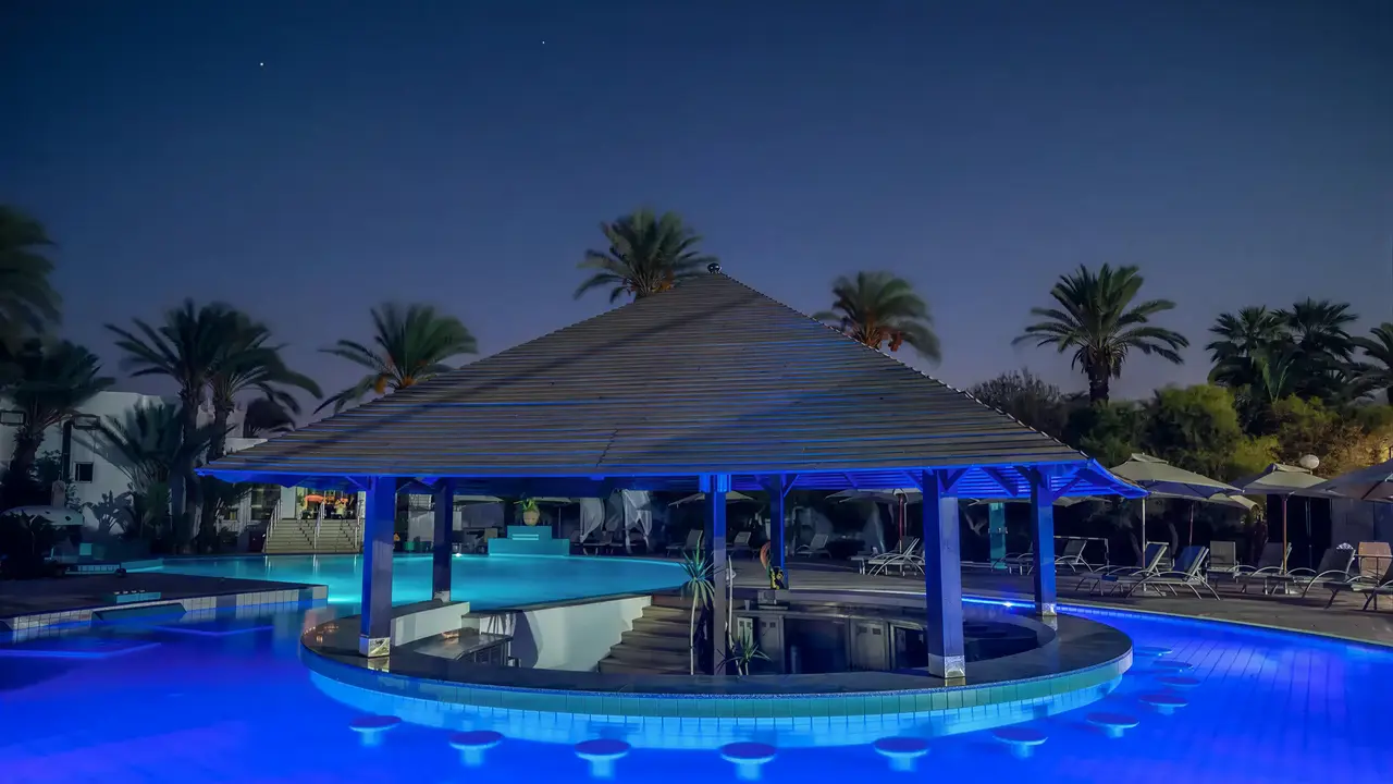 Bar w basenie w hotelu Marhaba Beach