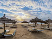 Leżaki pod parasolami na plaży w Marhaba Beach