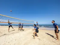 Gra w siatkówkę plażową w Marhaba Beach