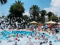 Impreza z pianą w basenie Marhaba Beach