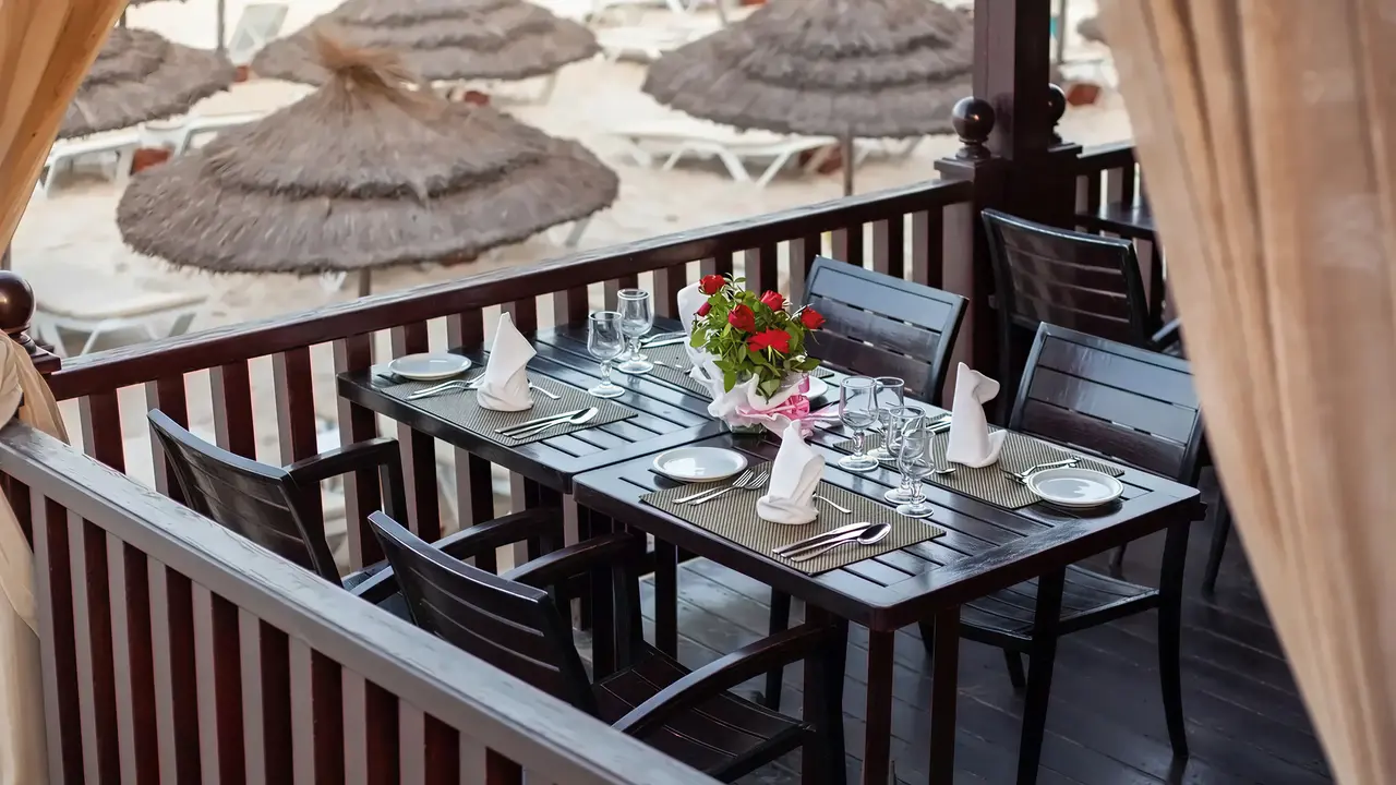 Stolik w restauracji Marhaba Salem z widokiem na plażę