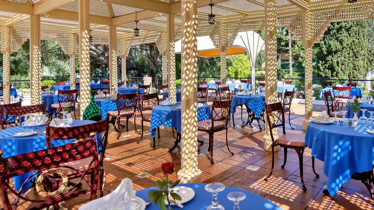 Restauracja w Marhaba Salem z niebieskimi obrusami