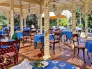 Restauracja w Marhaba Salem z niebieskimi obrusami