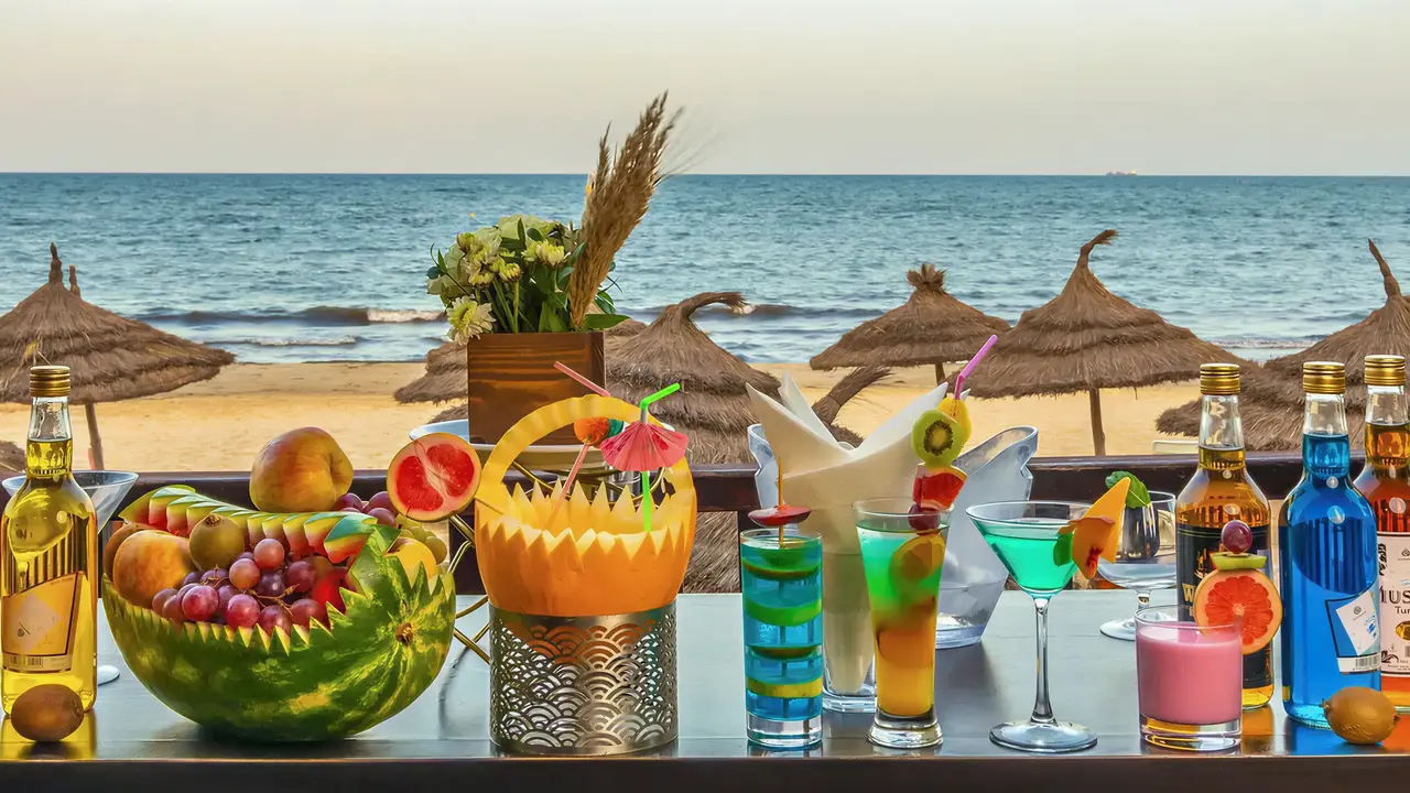 Kolorowe drinki i owoce w Marhaba Salem