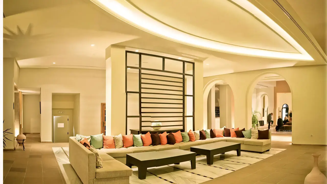 Wnętrze eleganckiego lobby w Marhaba Salem