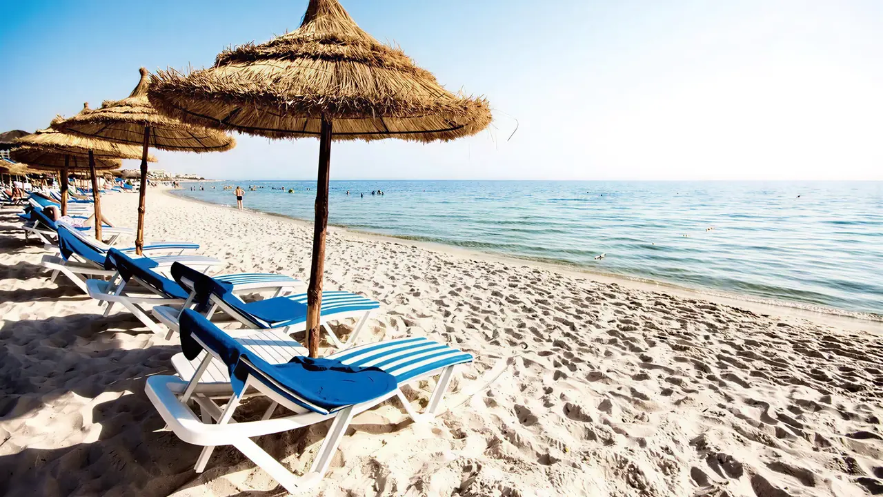Leżaki i parasole na plaży w Marhaba Salem