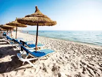 Leżaki i parasole na plaży w Marhaba Salem