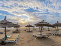 Leżaki i parasole na plaży w Marhaba Salem