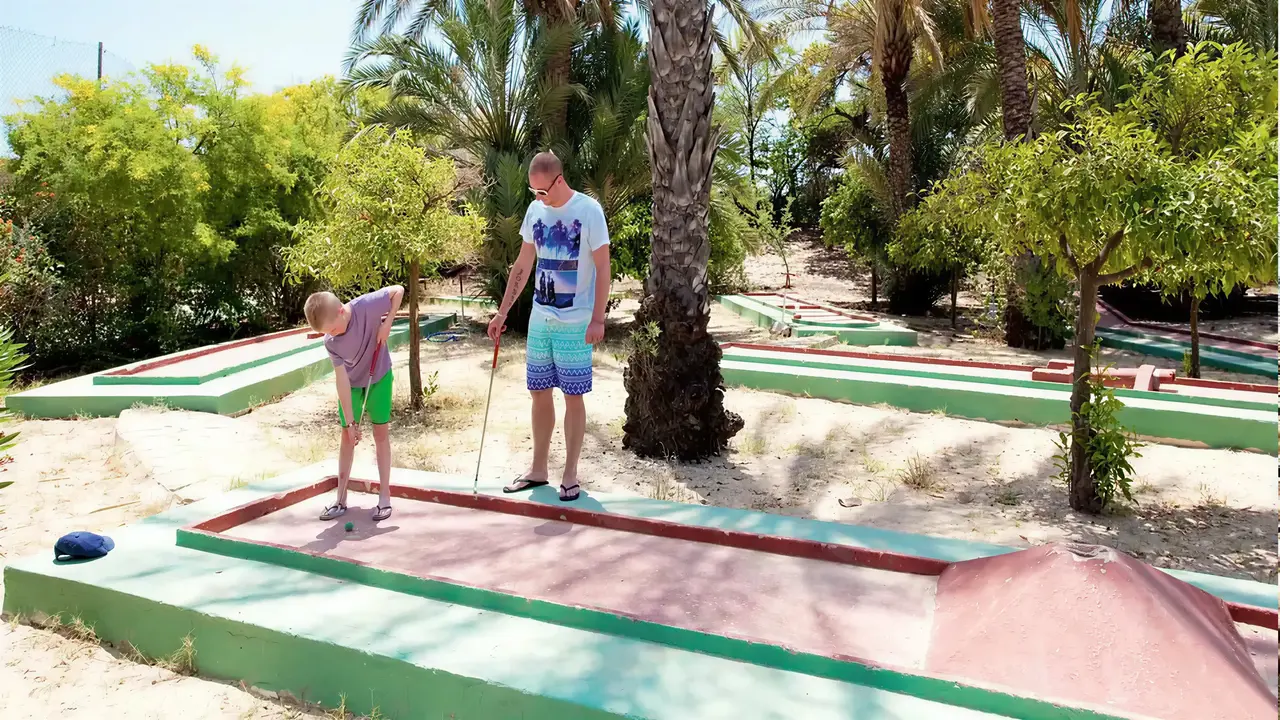 Gra w minigolfa w Marhaba Salem