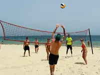 Gra w siatkówkę plażową w Marhaba Salem