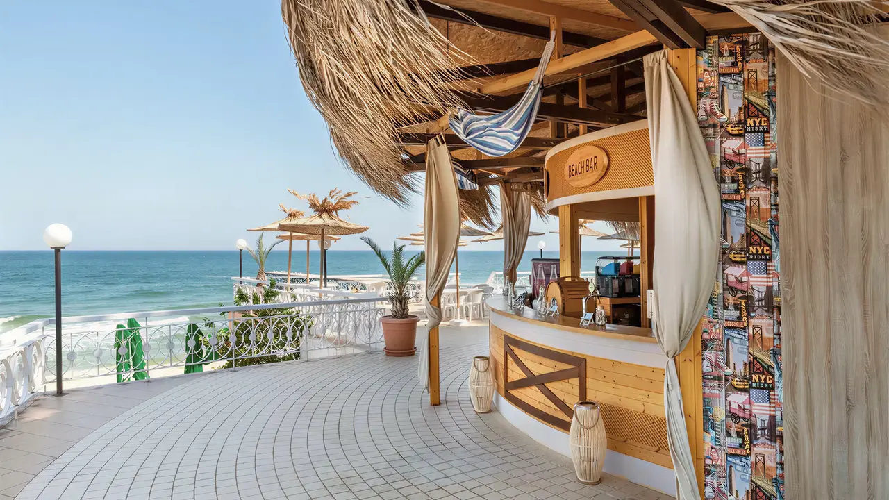 Bar plażowy w hotelu Marina Sunny Day przy morzu