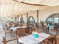 Restauracja w Marina Sunny Day z ustawionymi stolikami