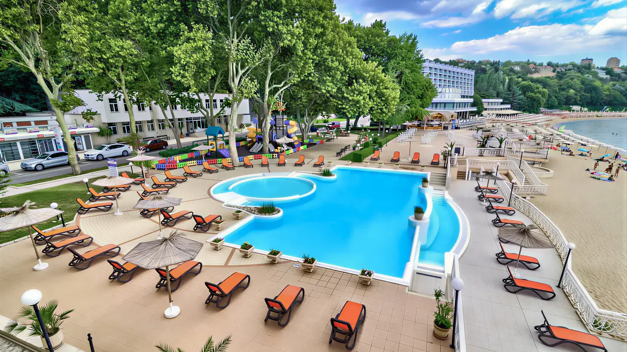 Basen z leżakami w hotelu Marina Sunny Day