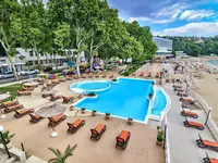 Basen z leżakami w hotelu Marina Sunny Day