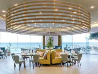 Restauracja w Marina Sunny Day z widokiem na morze