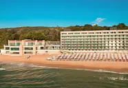 Widok na budynek i plażę Marina Sunny Day