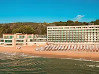 Widok na budynek i plażę Marina Sunny Day