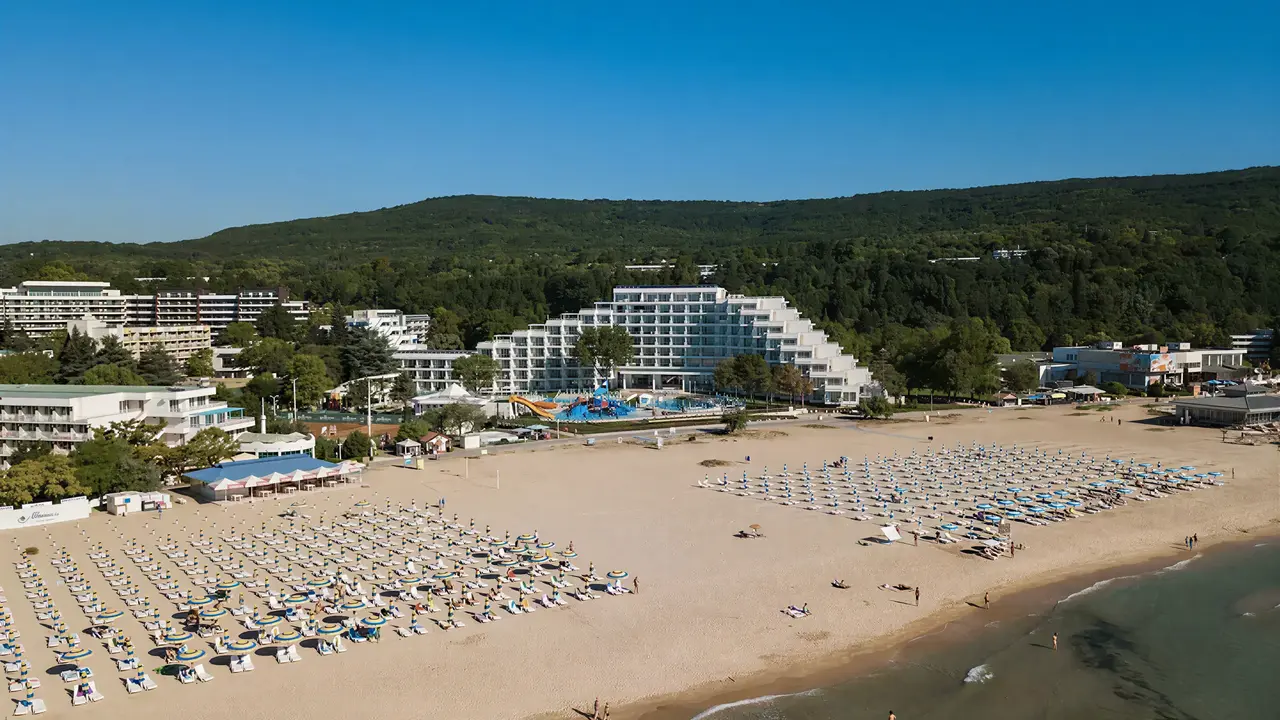 Widok na kompleks Maritim Paradise Blue Albena z plażą