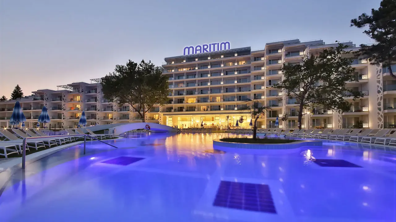 Widok na budynek i basen w Maritim Paradise Blue Albena