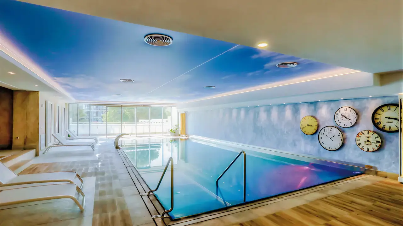 Kryty basen w Maritim Paradise Blue Albena z leżakami