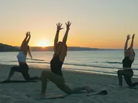 Joga na plaży w Maritim Paradise Blue Albena o zachodzie słońca