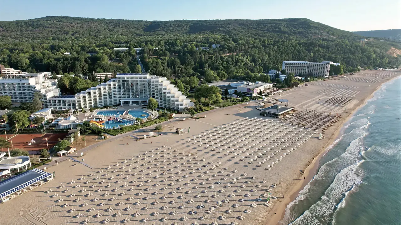 Widok z lotu ptaka na Maritim Paradise Blue Albena i plażę