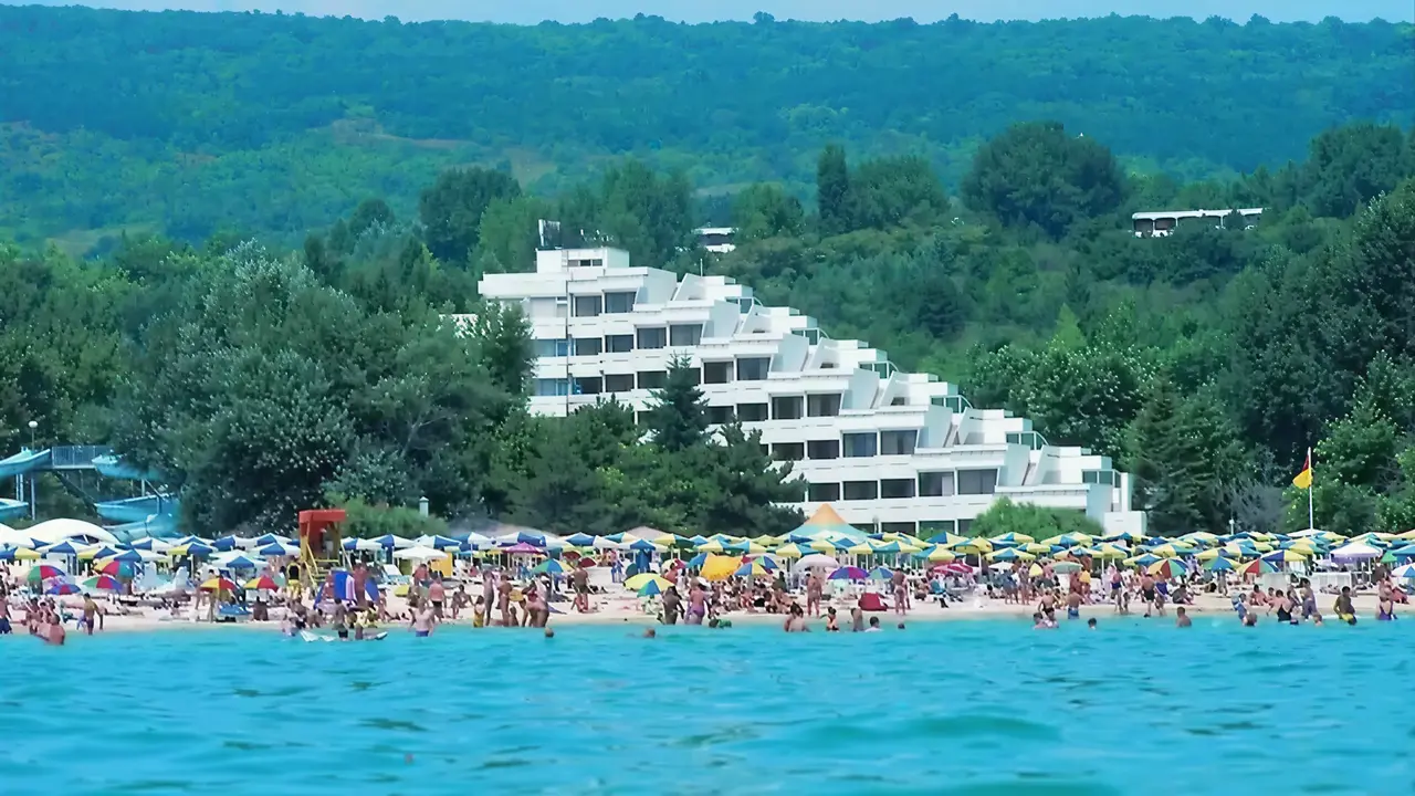 Widok na budynek Maritim Paradise Blue Albena oraz plażę
