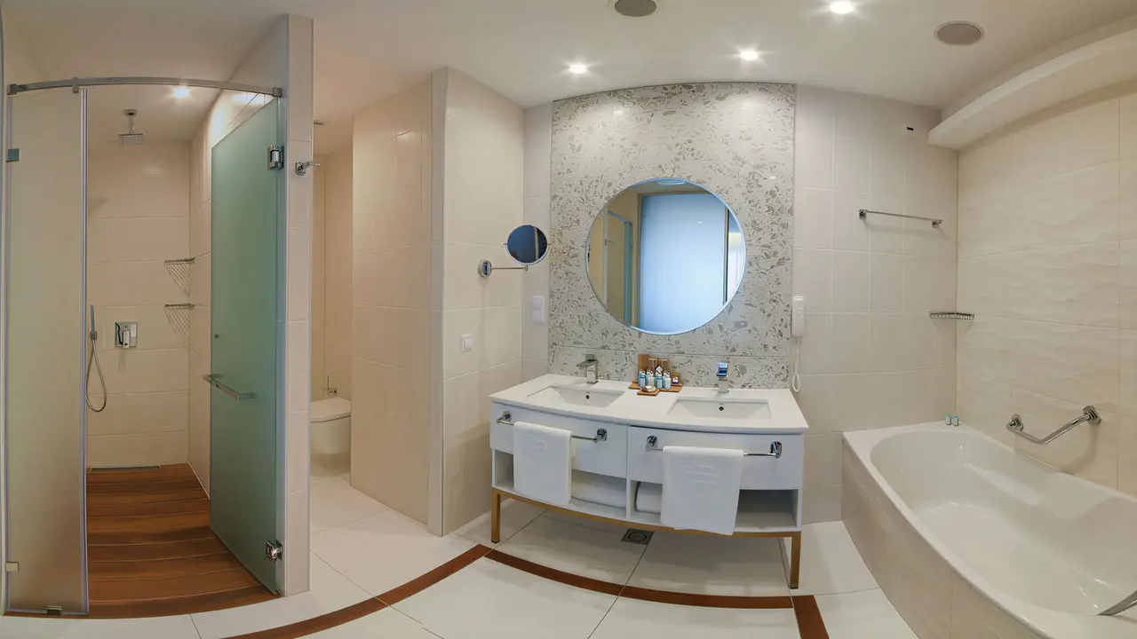 Nowoczesna łazienka w Maritim Paradise Blue Albena z wanną