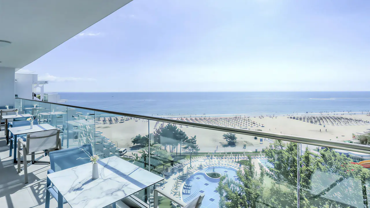 Taras restauracyjny w Maritim Paradise Blue Albena z widokiem na morze
