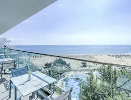 Taras restauracyjny w Maritim Paradise Blue Albena z widokiem na morze