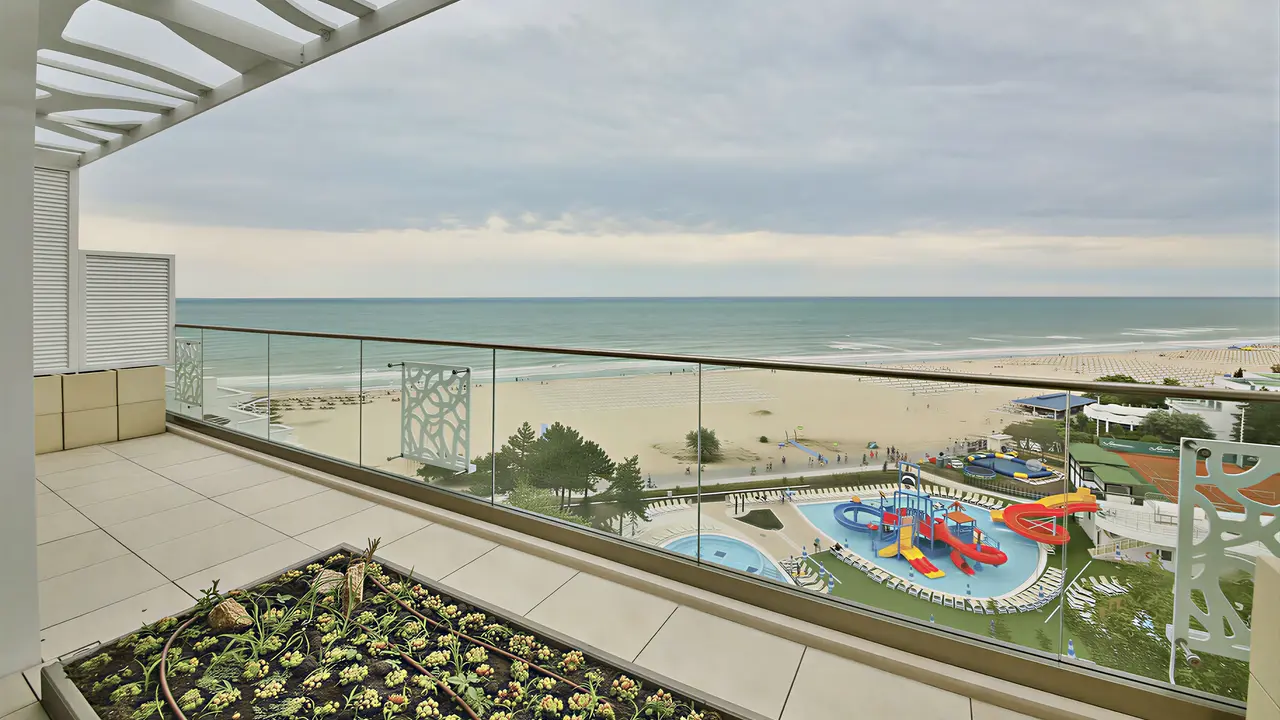 Prywatny balkon w Maritim Paradise Blue Albena z widokiem na plażę