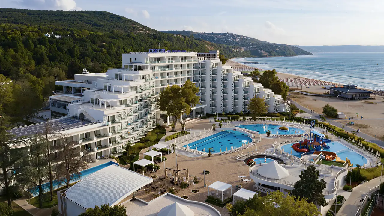 Widok na kompleks Maritim Paradise Blue Albena z basenami i plażą